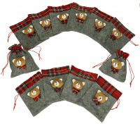 Betz Lot de 12 pochettes cadeaux St Nicolas en optique de feutre gris avec bordure à carreaux rouges et décoration ourson taille 14x17 cm